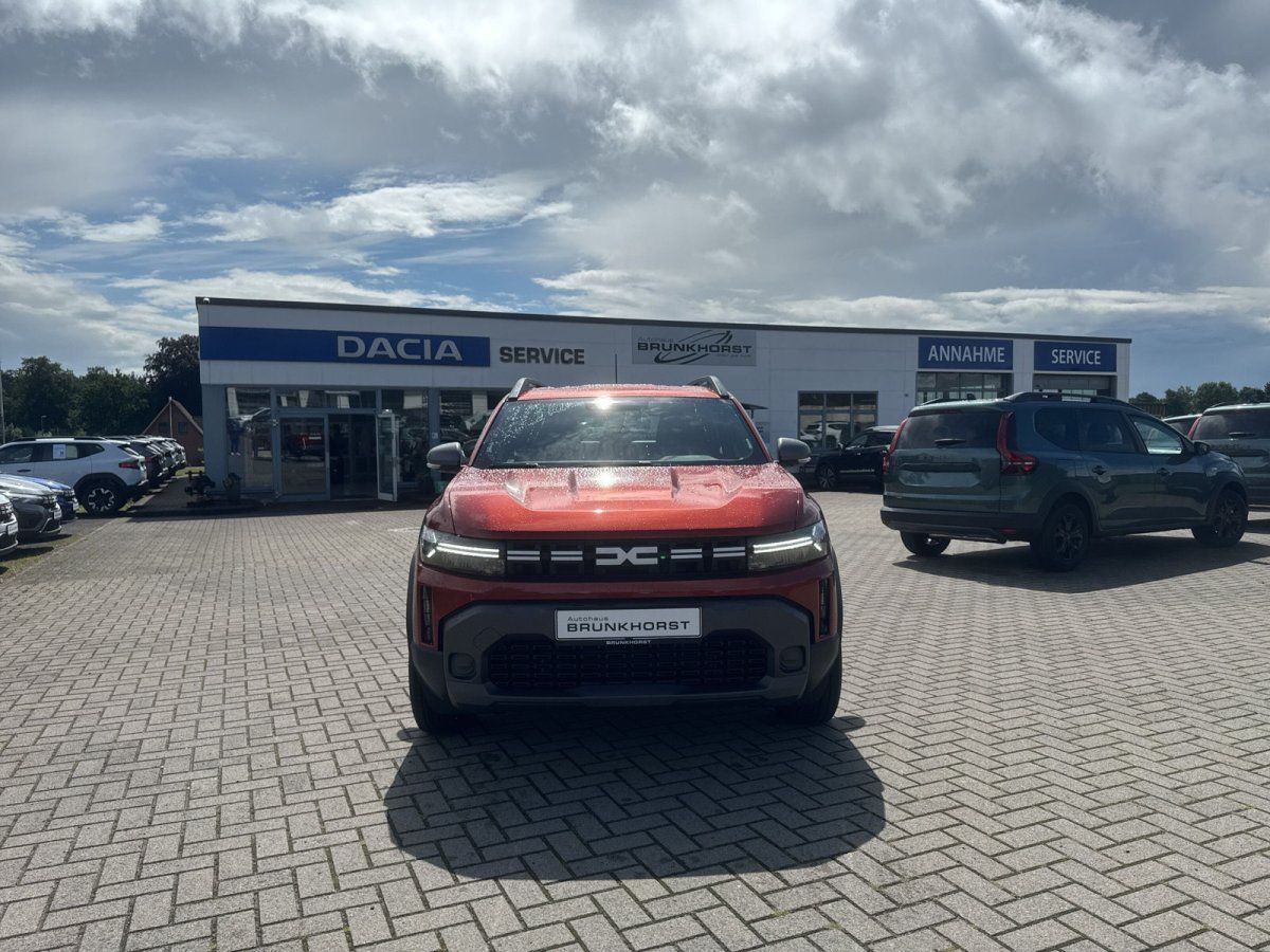 Dacia Duster SUV in Orange-Rot Frontansicht im Autohaus Brunkhorst Showroom