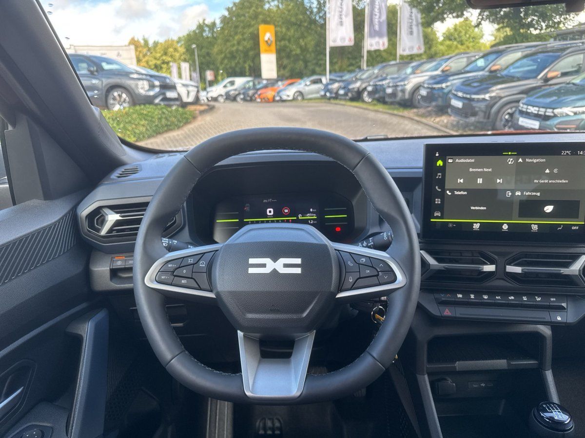 Dacia Innenraum mit Lenkrad und digitalem Cockpit im Autohaus