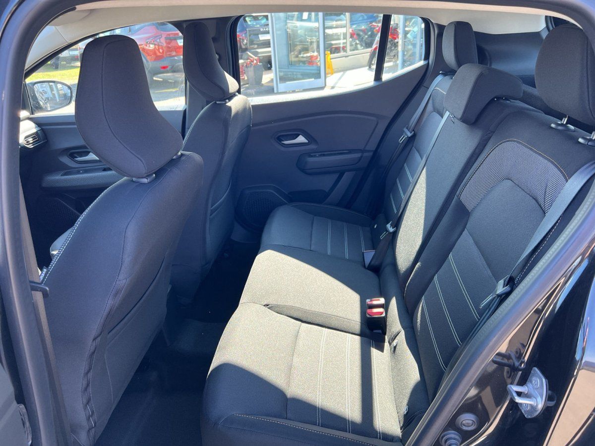 Dacia Rücksitzbank mit grauen Stoffsitzen und Sicherheitsgurten