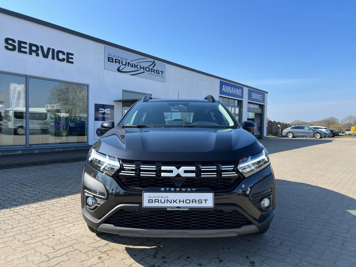 Dacia Stepway Frontansicht blau im Autohaus Showroom mit Glasfassade
