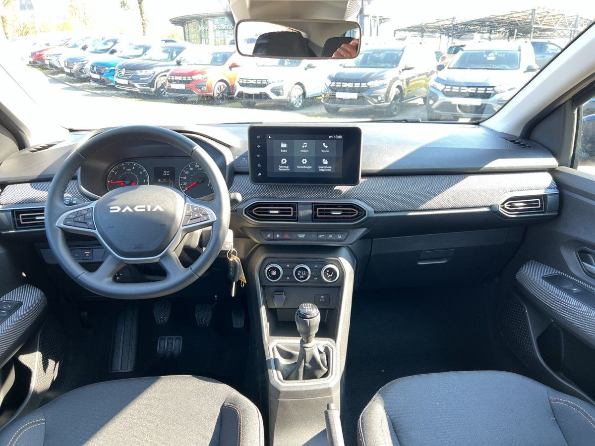 Dacia Innenraum mit schwarzem Armaturenbrett, Touchscreen und Schaltgetriebe