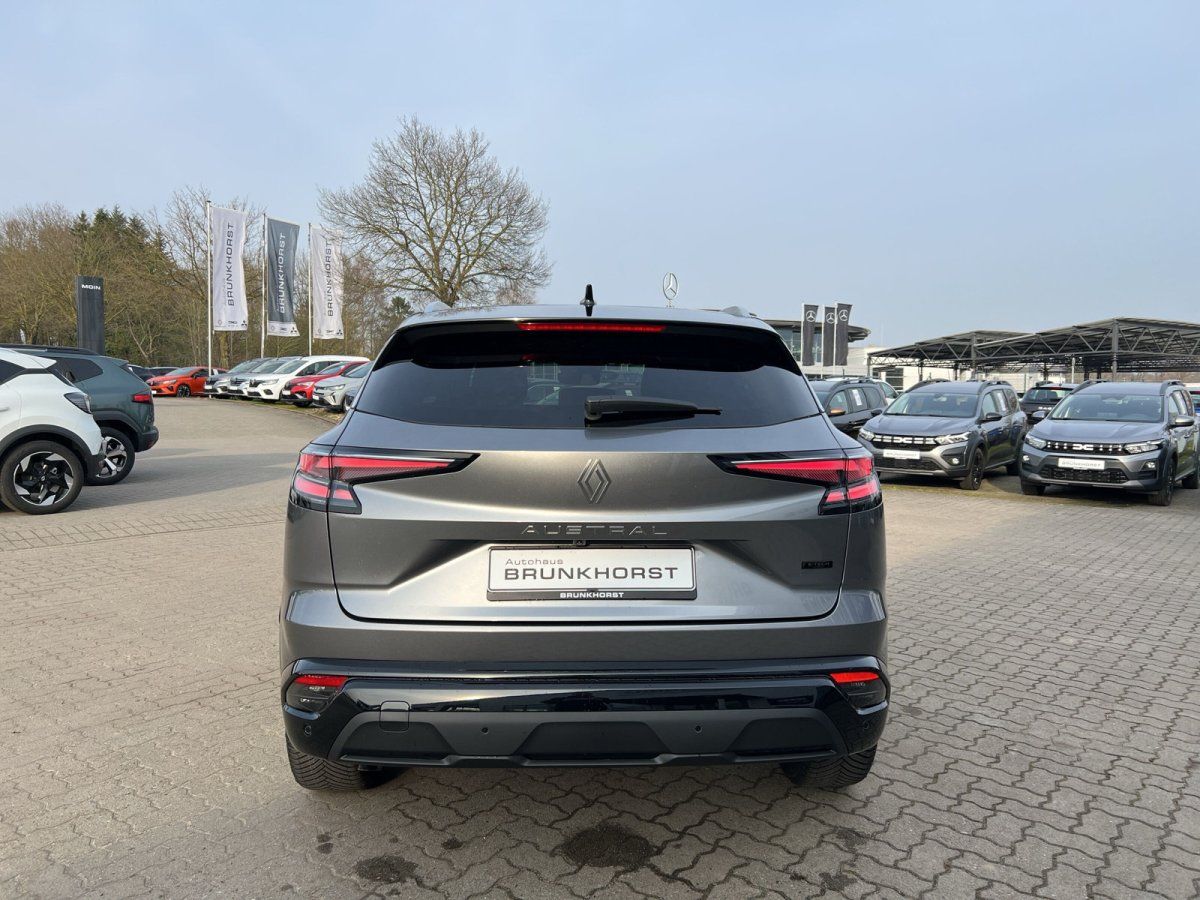 Renault Austral Heckansicht in grau im Autohaus Brunkhorst Showroom