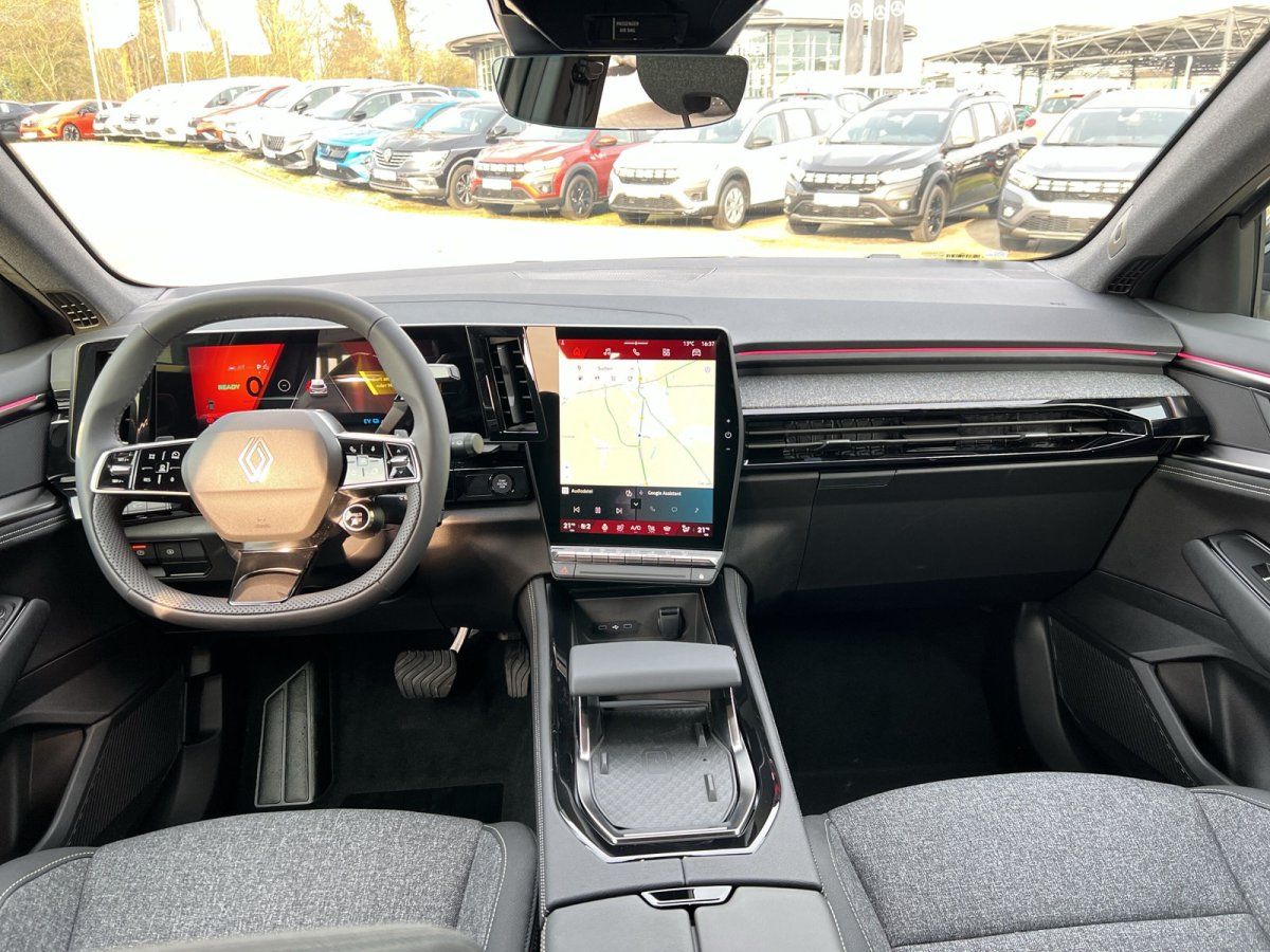 Renault Fahrzeug Innenraum mit modernem Cockpit, digitalem Display und Navigationssystem im Autohaus