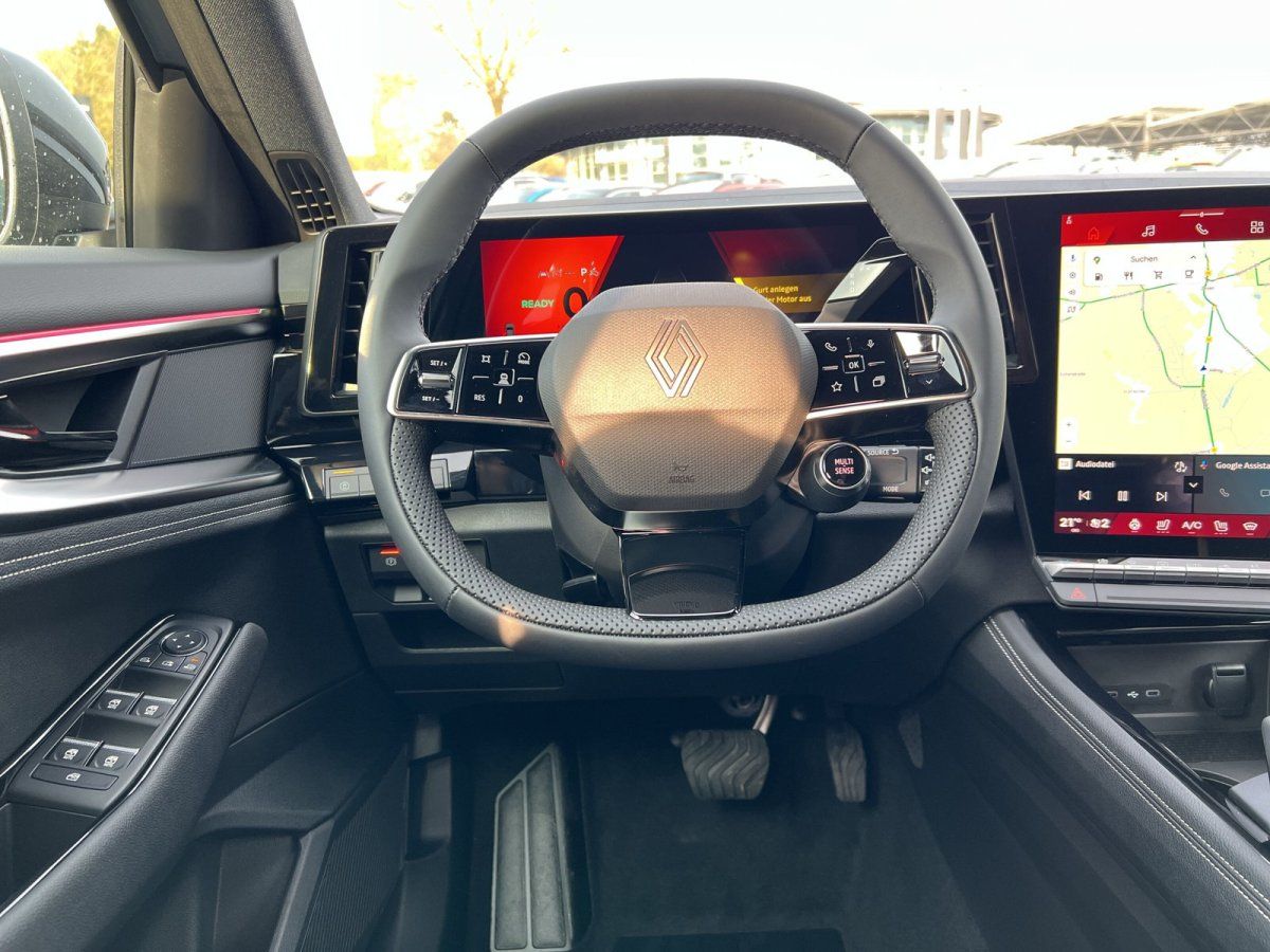 Renault Armaturenbrett mit digitalem Tacho, Touchscreen-Navigation und modernem Lenkrad Detail