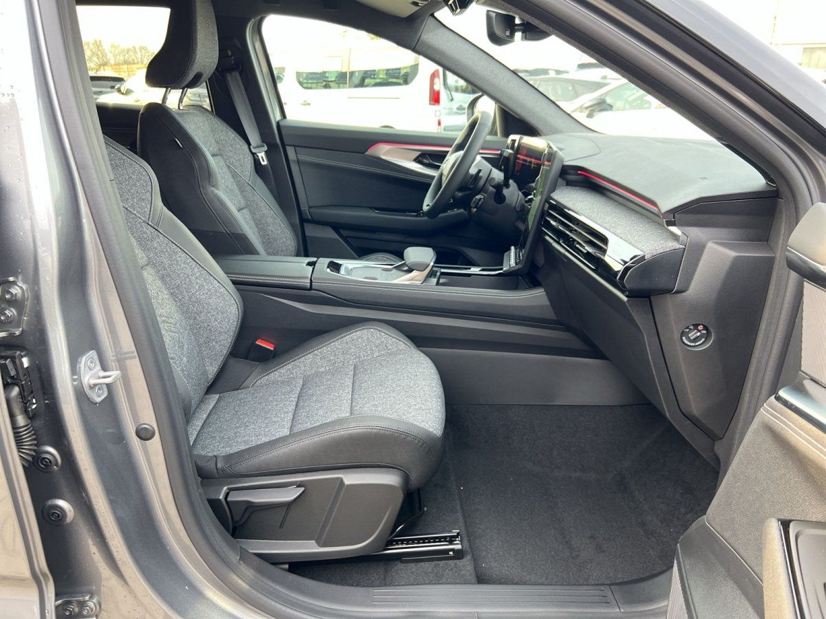 Renault Fahrzeug Innenraum Vordersitze mit grauer Stoffausstattung und Mittelkonsole Detail
