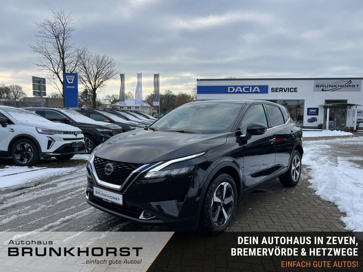 Schwarzer Nissan Qashqai Neuwagen im Showroom eines Nissan Autohauses