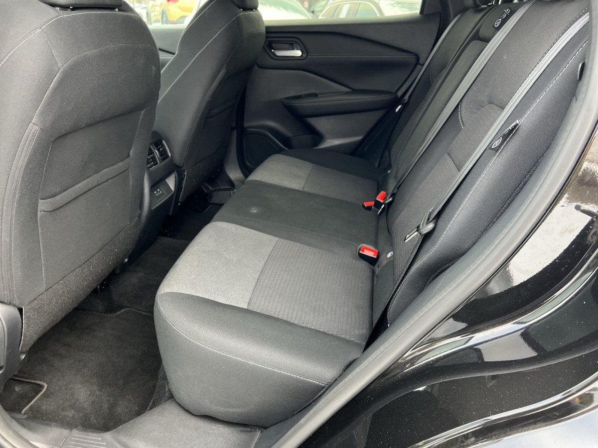 Rücksitzbank schwarzes Fahrzeug Innenraum mit Stoffsitzen und Sicherheitsgurten