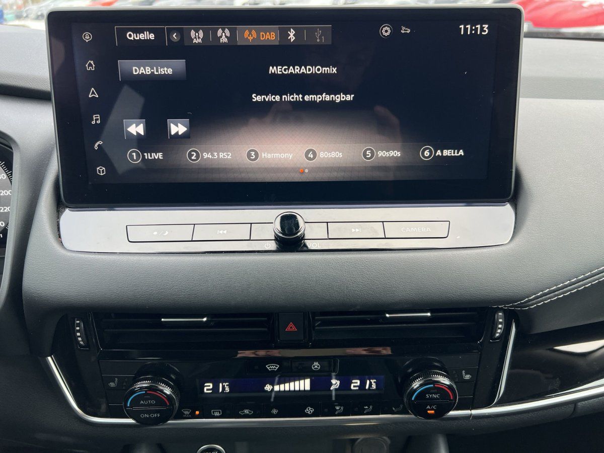 Infotainment-Display und Klimaanlage im Innenraum eines Nissan Qashqai mit Touchscreen