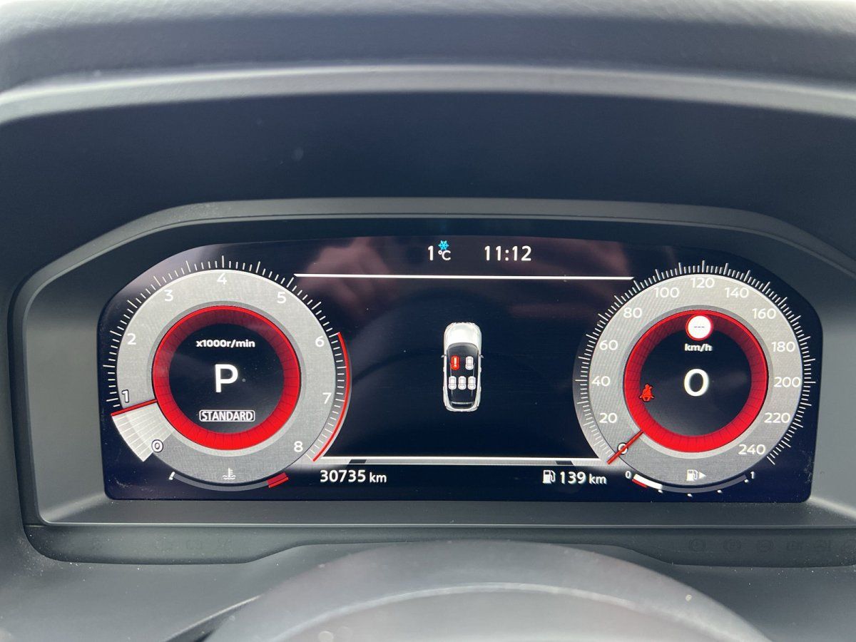 Digitales Cockpit Volkswagen mit Tacho und Drehzahlmesser im Autohaus bei 30735 km