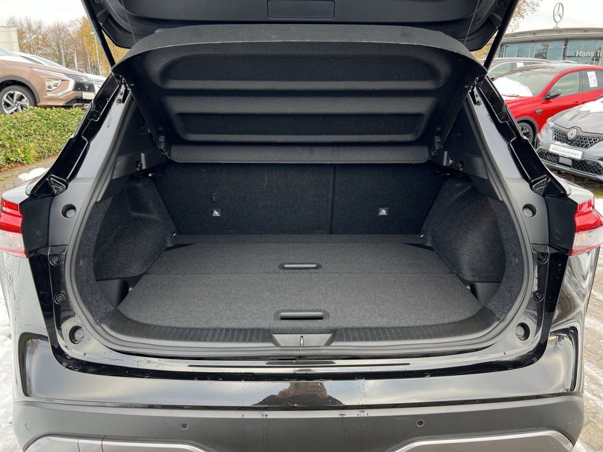 Geöffneter Kofferraum eines schwarzen Hyundai Tucson im Autohaus Showroom