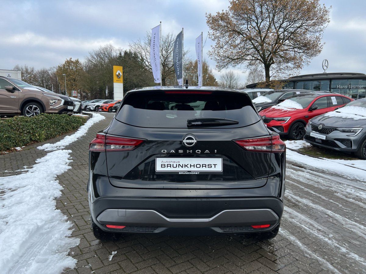 Schwarzer Nissan Qashqai Heckansicht im Autohaus Brunkhorst Showroom