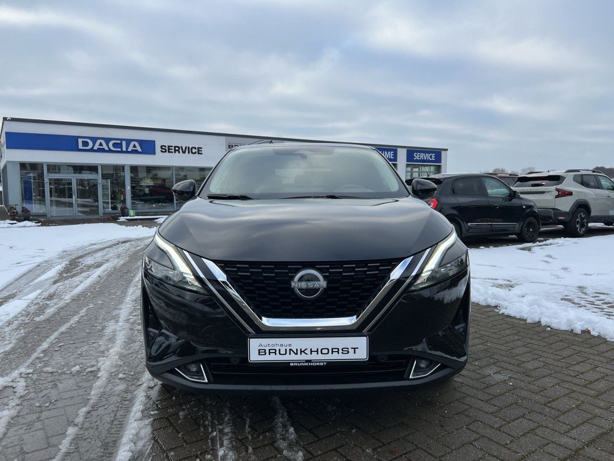 Schwarzer Nissan Qashqai Frontansicht im Autohaus Brunkhorst Showroom