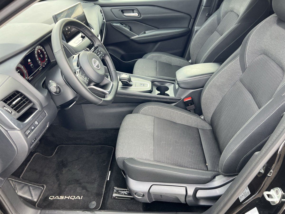 Nissan Qashqai Innenraum Fahrerseite mit Lenkrad, Digitaltacho und Stoffsitzen in Schwarz