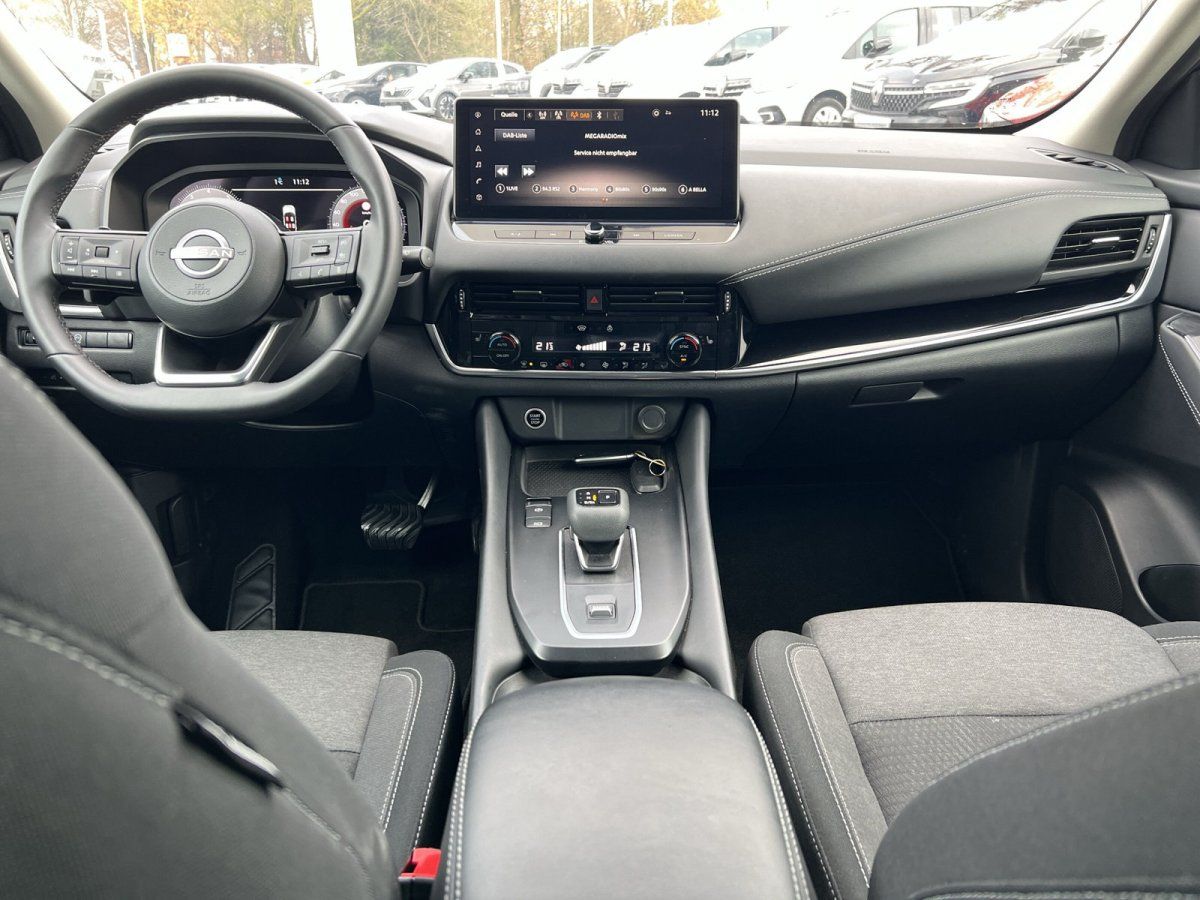 Nissan Qashqai Innenraum Cockpit mit Touchscreen Infotainment und Automatikgetriebe im Autohaus
