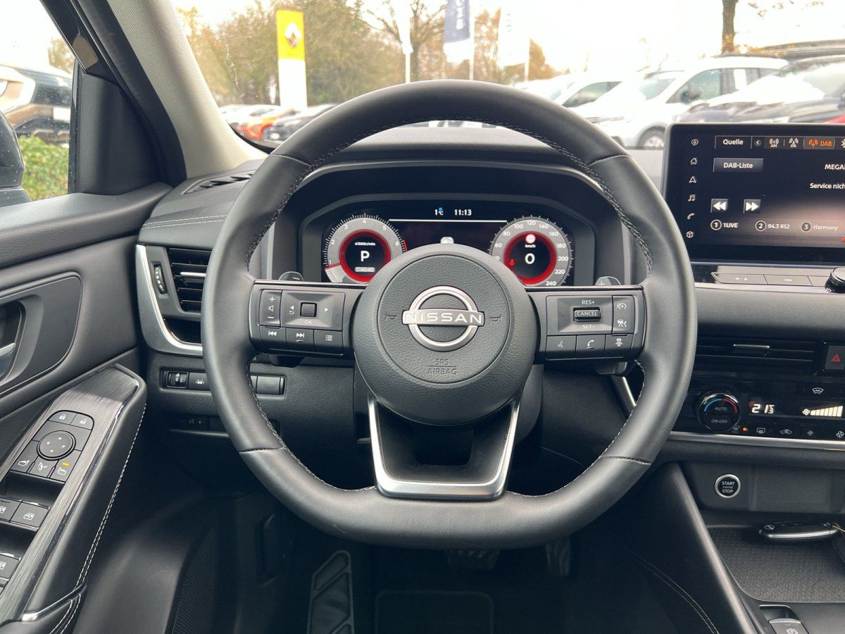Nissan Lenkrad und Cockpit Innenraumansicht mit Touchscreen-Display im Autohaus