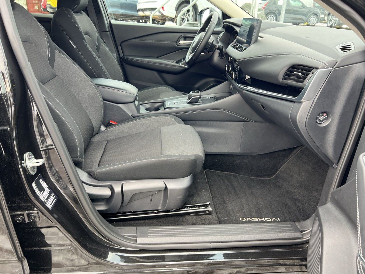 Nissan Qashqai Innenraum Beifahrerseite mit schwarzen Stoffsitzen und modernem Cockpit