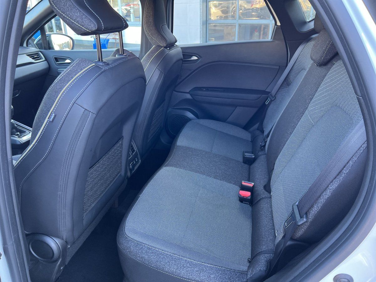 Fahrzeuginnenraum Rücksitzbank mit schwarzen Stoff-Ledersitzen und Sicherheitsgurten im Autohaus