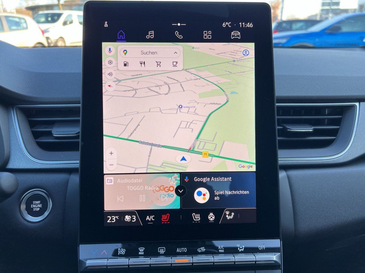 Fahrzeug-Innenraum mit vertikalem Touchscreen und Google Maps Navigation im Autohaus