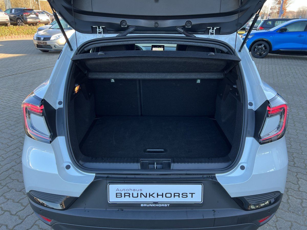 Weißer Renault Captur Heckansicht mit geöffnetem Kofferraum im Autohaus Brunkhorst