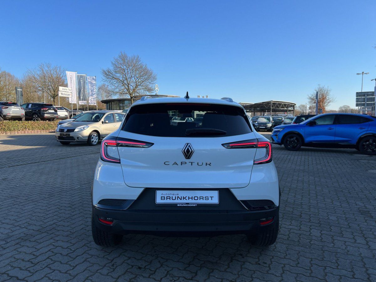 Renault Captur in Weiß – Heckansicht im Autohaus Brunkhorst Ausstellungsraum