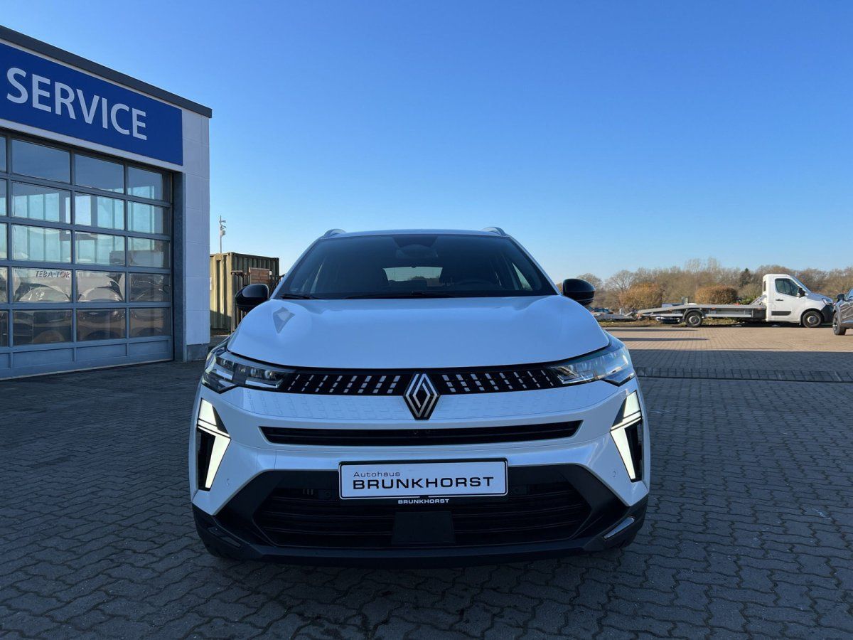 Renault Scenic E-Tech in Weiß – Frontansicht im Autohaus Brunkhorst Showroom
