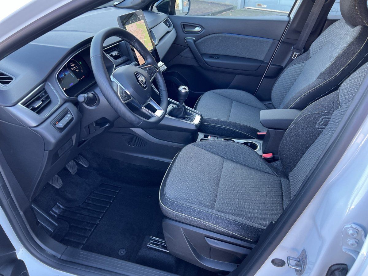 Renault Clio Innenraum mit schwarzen Stoffsitzen, Schaltgetriebe und digitalem Cockpit