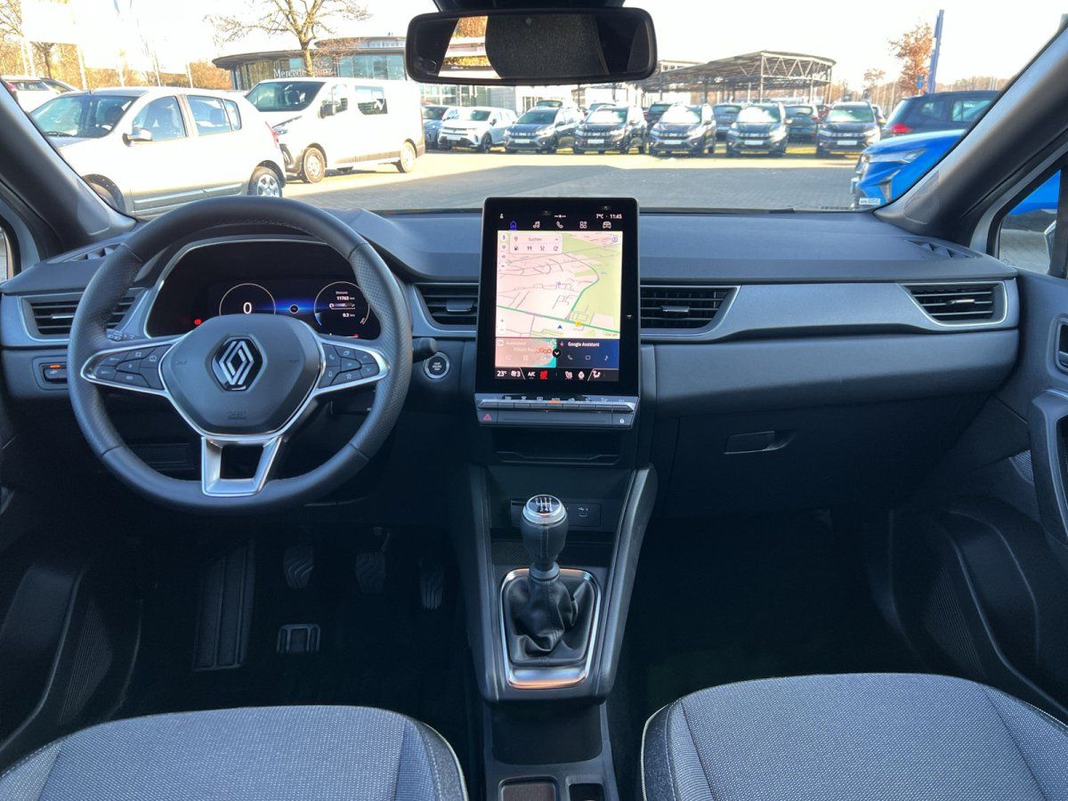 Renault Innenraum mit Lenkrad, digitalem Cockpit und vertikalem Touchscreen-Navi im Autohaus