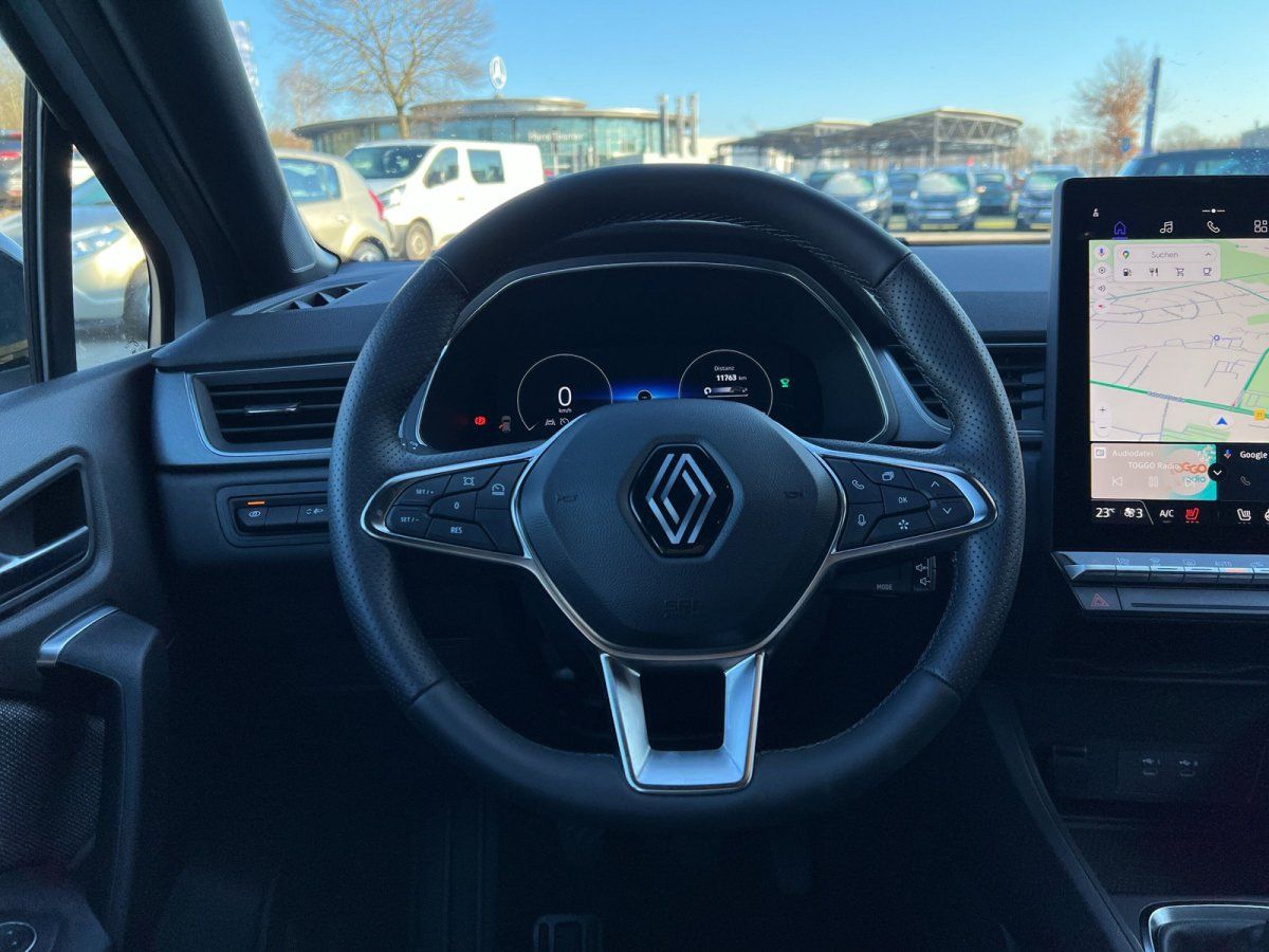 Renault Innenraum mit Lenkrad, Digitalcockpit und Navigationssystem
