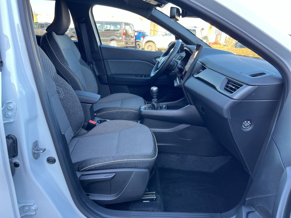 Fahrzeug Innenraum Vordersitze mit schwarzem Stoffbezug und Mittelkonsole mit Schaltgetriebe