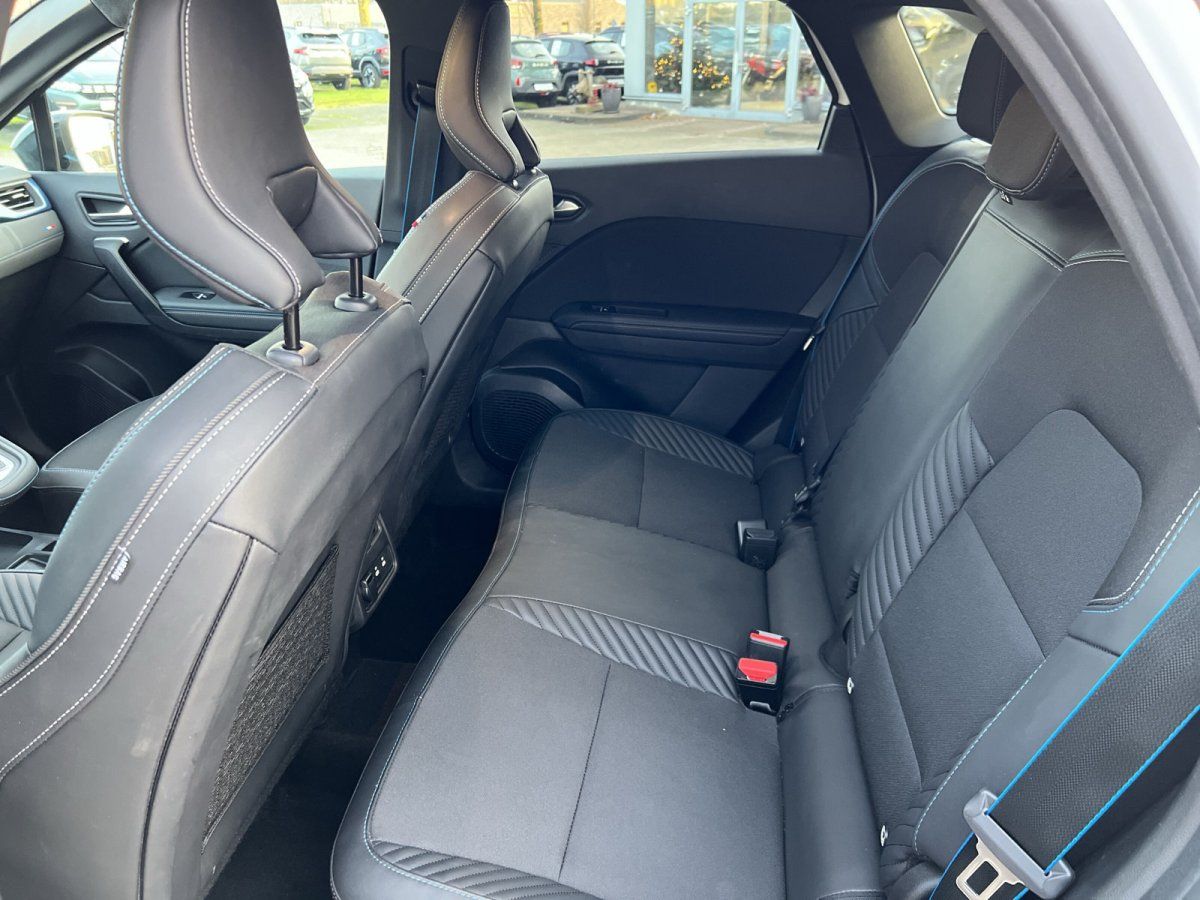 Schwarzes Fahrzeug Innenraum Rücksitzbank mit Sicherheitsgurten und modernem Design