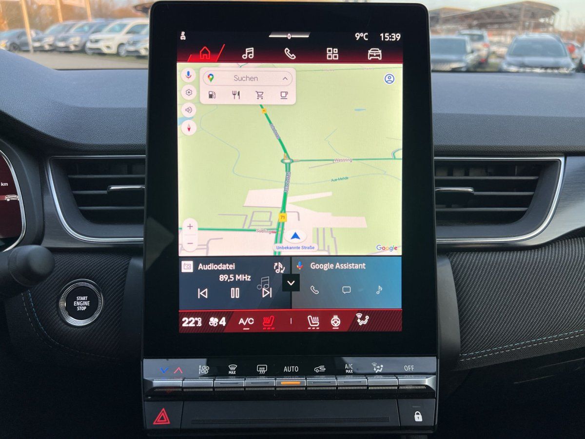 Renault Innenraum mit großem Touchscreen-Navigationssystem im Autohaus