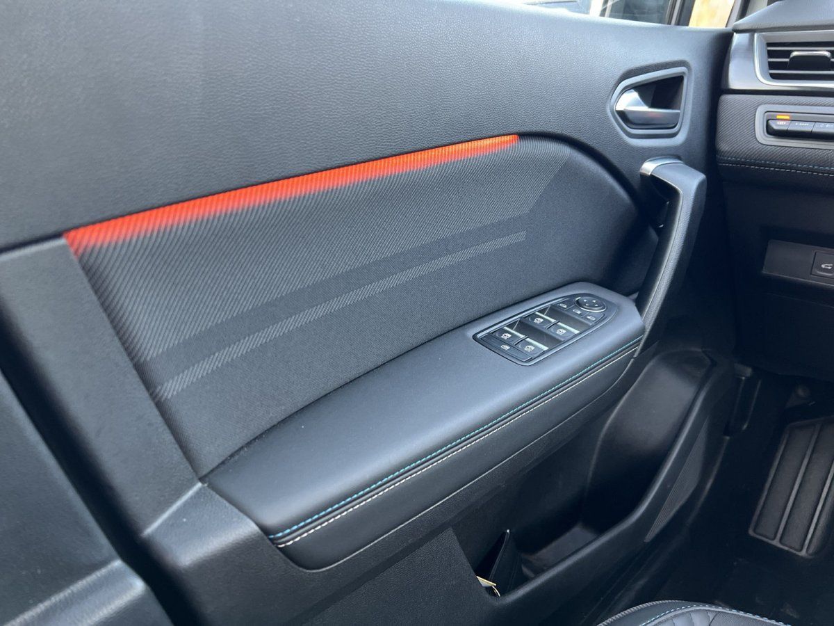 Fahrzeuginnenraum Fahrertür mit orangefarbener Ambientebeleuchtung und Fensterheberschaltern