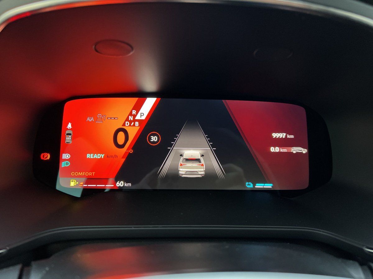 Digitales Cockpit-Display eines SEAT/Cupra SUV im Autohaus mit Tachoanzeige und Fahrerassistenzsystem