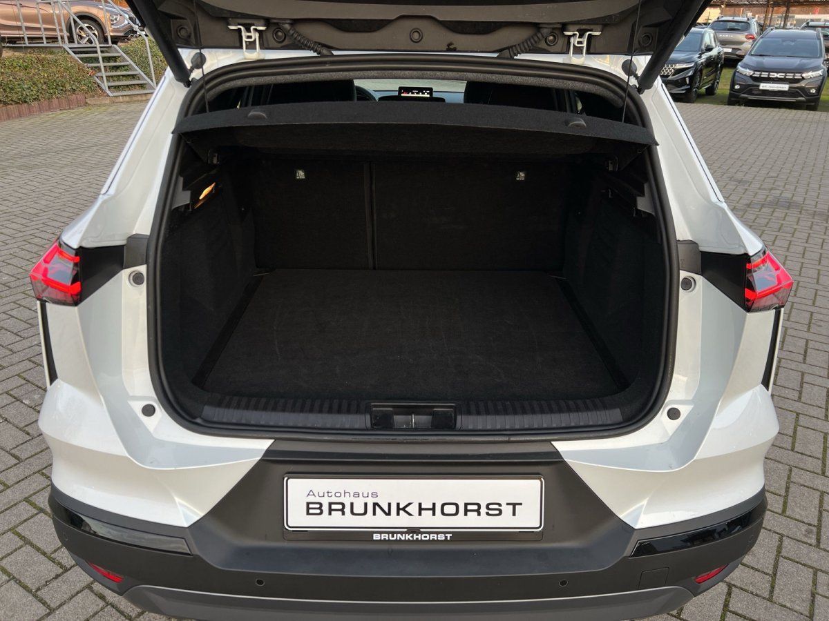Weißer SUV mit geöffneter Heckklappe im Autohaus Brunkhorst Showroom