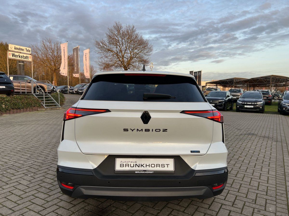 Renault Symbioz in Weiß – Heckansicht im Autohaus Brunkhorst Showroom