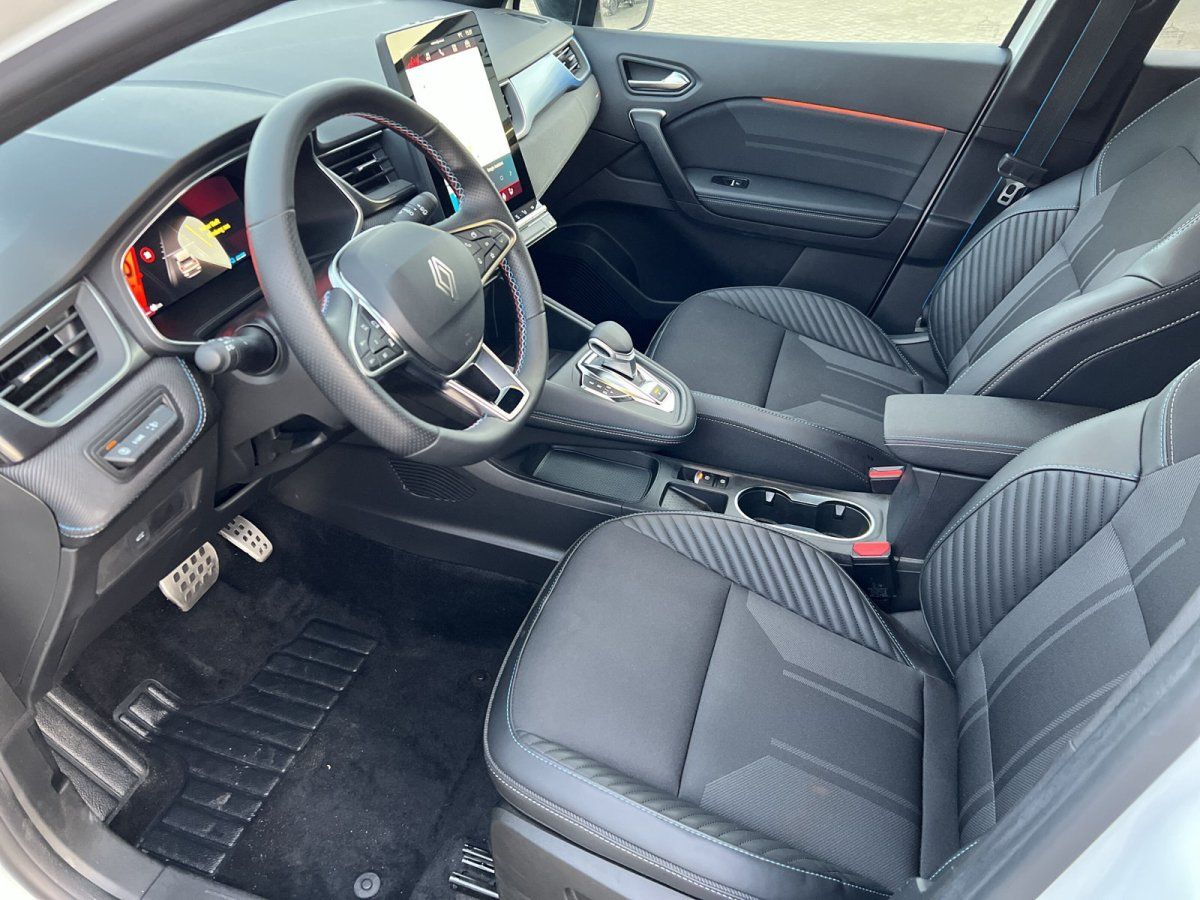 Renault Innenraum mit schwarzem Leder, Multifunktionslenkrad und digitalem Cockpit