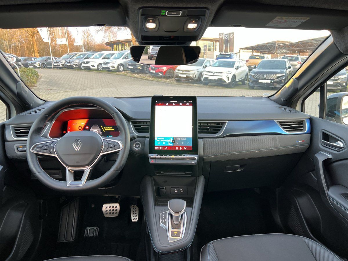 Renault Innenraum mit digitalem Cockpit und großem Touchscreen-Display im Autohaus