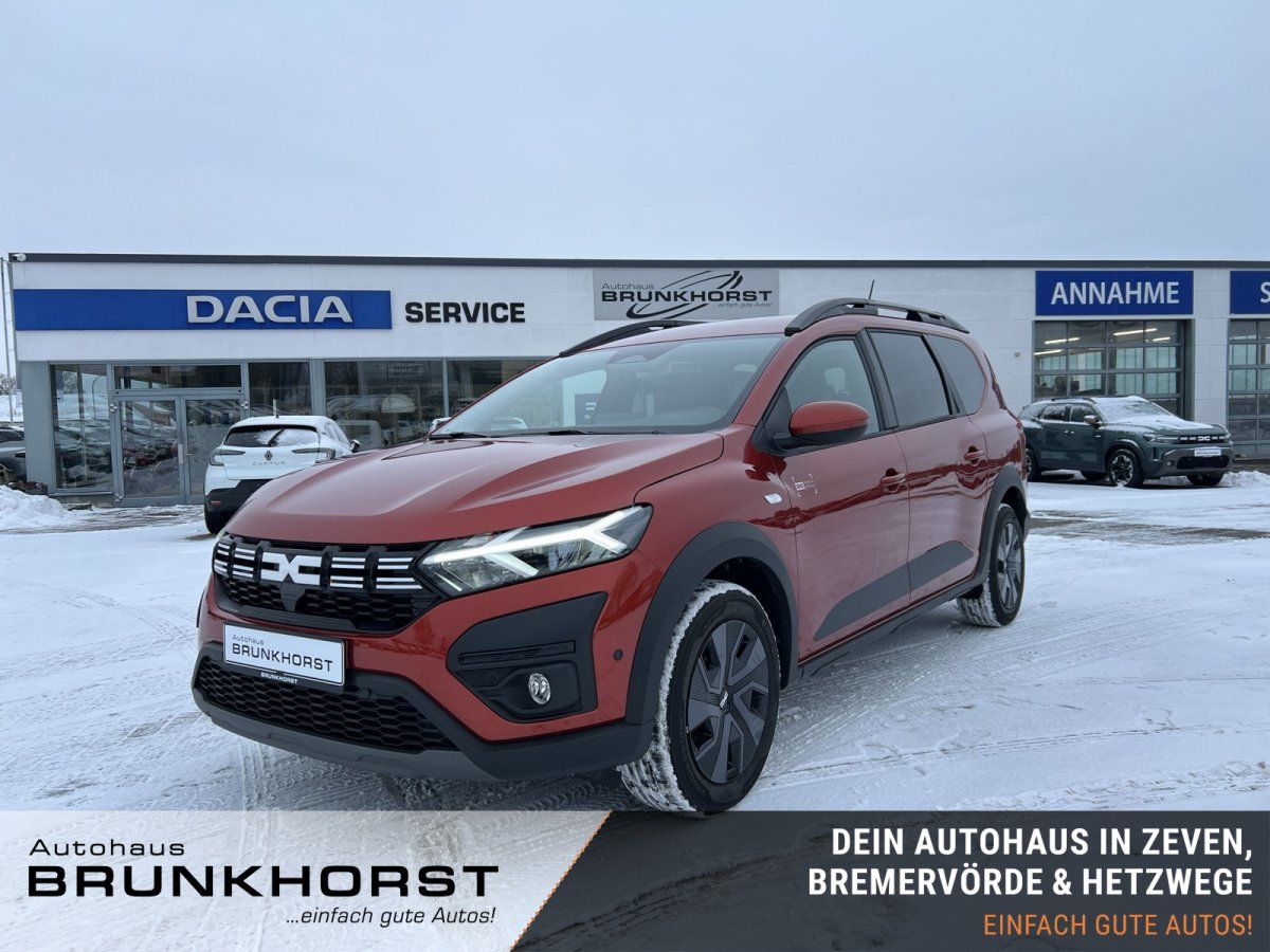 Dacia Jogger in Dunkelrot im Autohaus Showroom – Frontansicht mit schwarzen Felgen