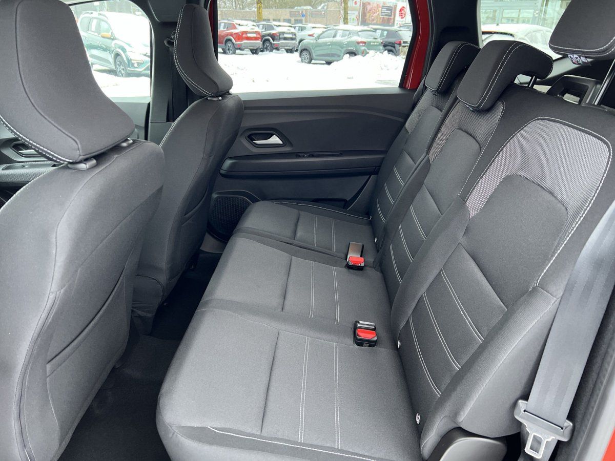 Rotes SUV Innenraum Rücksitzbank mit schwarzen Stoffsitzen und weißen Kontrastnähten