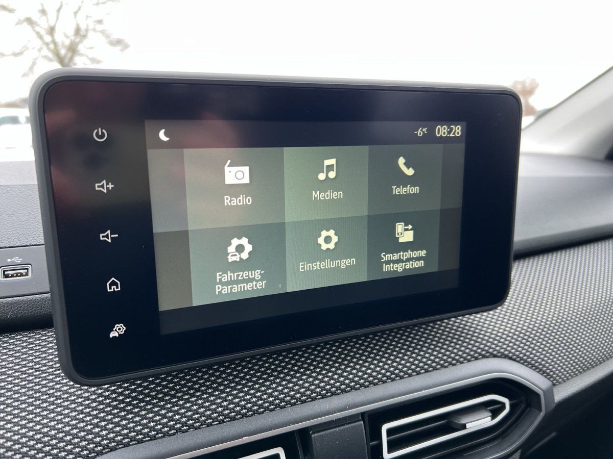 Dacia Innenraum Infotainment-Display mit Menü Radio Medien Telefon im Autohaus