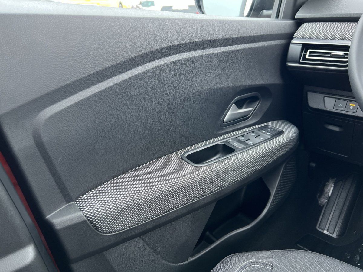 Fahrzeugtür Innenraum mit Fensterheber-Schalter und Armlehne in grauem Dekor