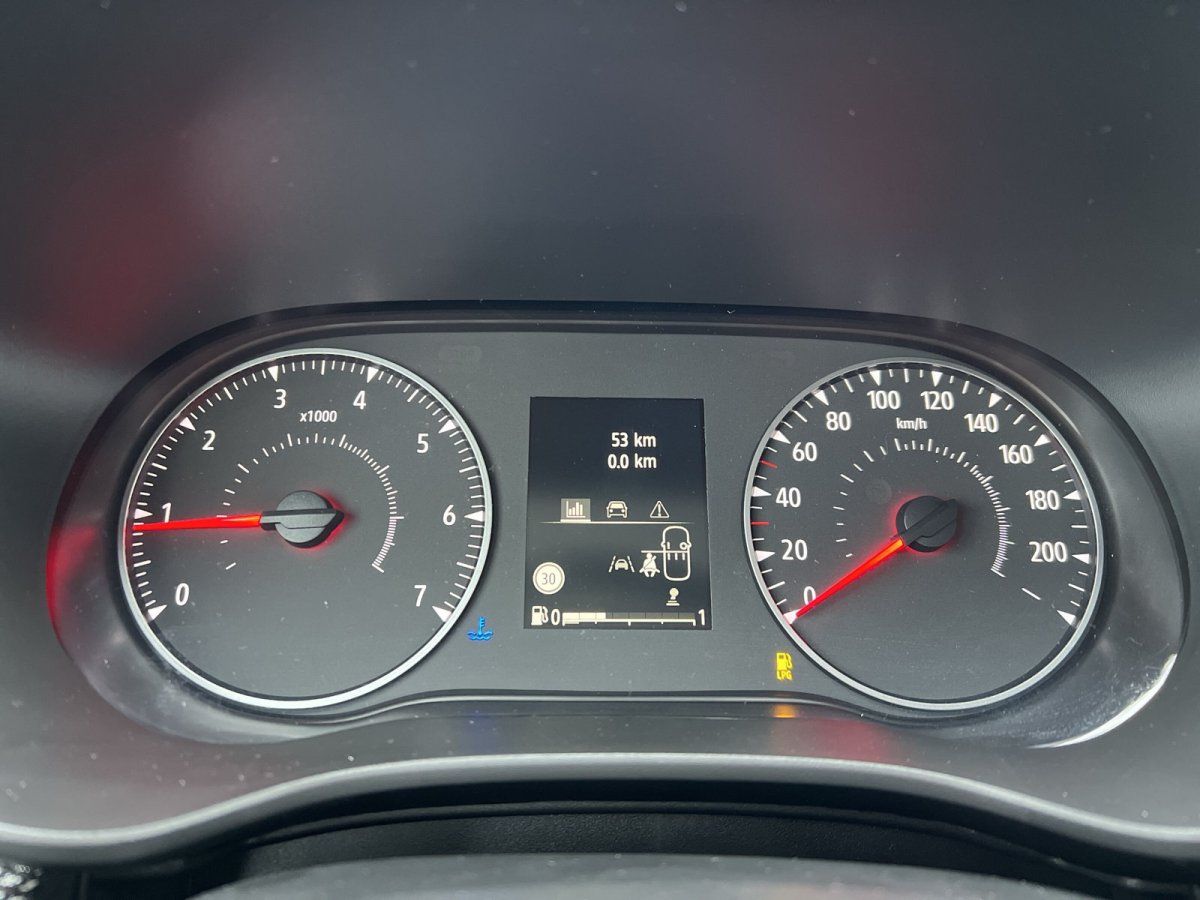 Renault Innenraum Cockpit mit Tachometer und Drehzahlmesser im Autohaus