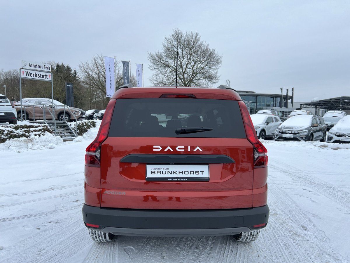 Roter Dacia Jogger Heckansicht im Autohaus Brunkhorst Showroom