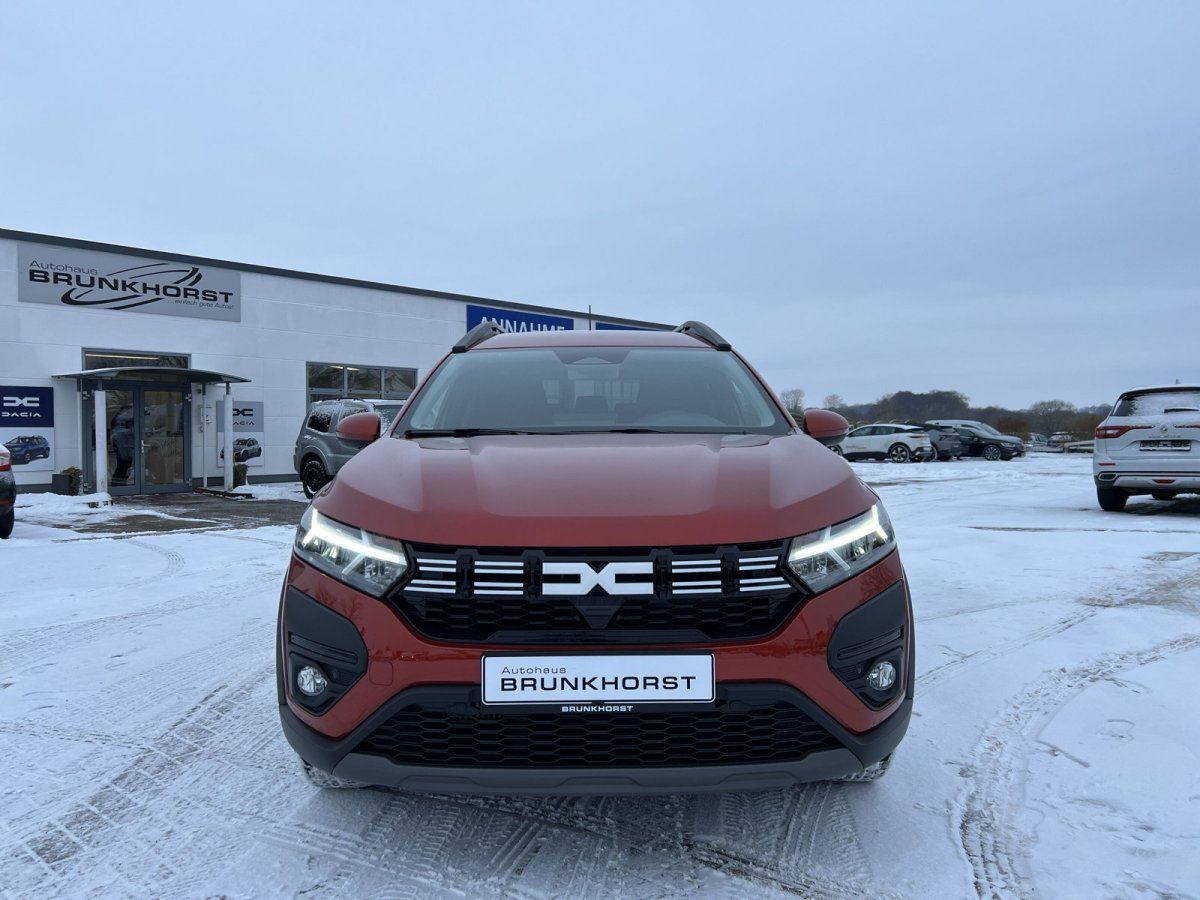 Dacia Sandero Stepway in Rot-Orange Frontansicht im Autohaus Brunkhorst Showroom