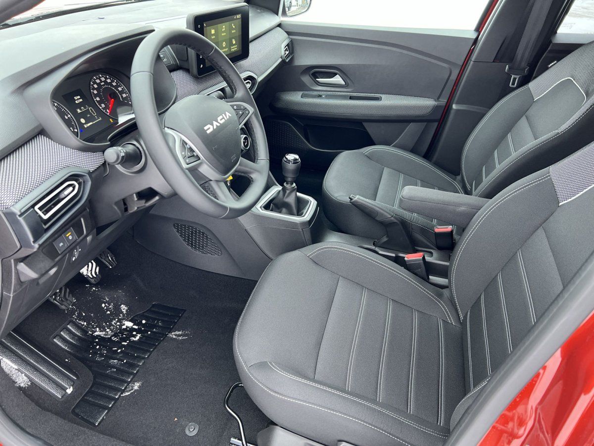 Dacia Innenraum mit schwarzen Ledersitzen, Lenkrad und Schaltgetriebe – modernes Cockpit