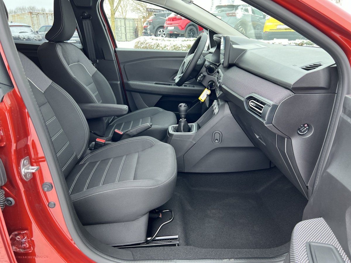 Roter Renault Clio Innenraum – schwarze Sitze, Mittelkonsole mit Schaltgetriebe, Beifahrerseite