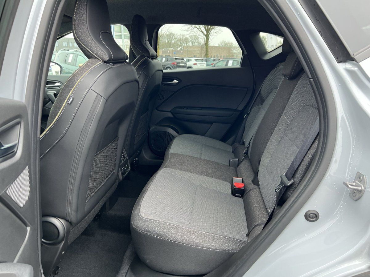 Innenraum Rücksitzbank eines modernen SUV mit schwarzen Ledersitzen und grauen Stoffsitzen