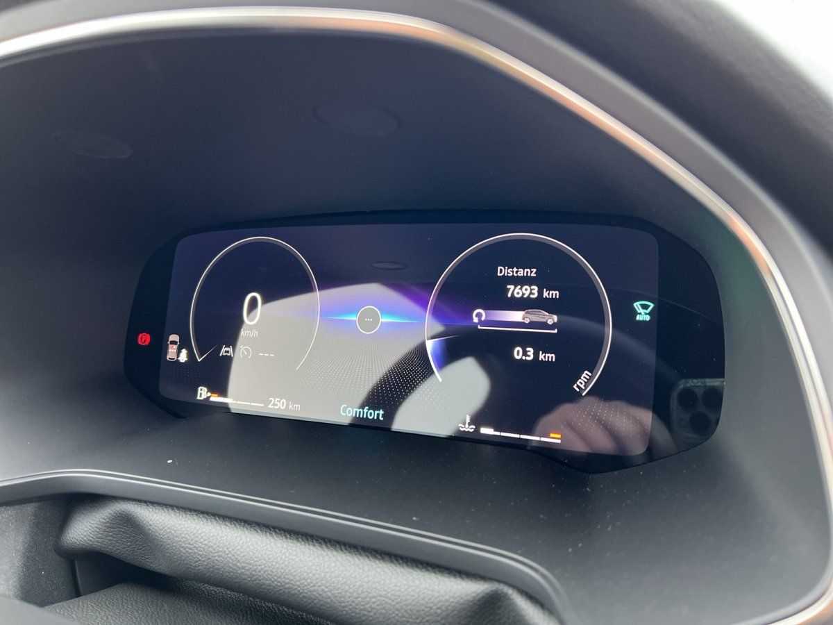 Digitales Cockpit-Display eines modernen Fahrzeugs mit Tacho, Distanzanzeige 7692 km und Comfort-Modus