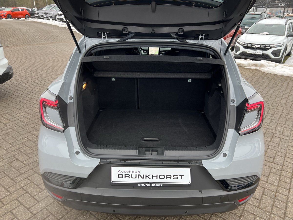 Renault Captur grau mit geöffnetem Kofferraum im Autohaus Brunkhorst Showroom