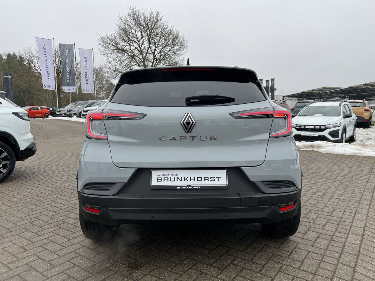Renault Captur Heckansicht in Grau im Autohaus Brunkhorst Showroom